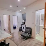 2 Bed Cosy Flat Close To Bus & Tube Station