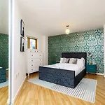 Modern Two Bedroom Two Bath Opp Tube Station