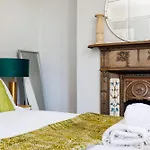 6 Bedroom House By Av Stays Acton Sleeps 11 Free Parking