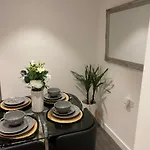 Charming 3-Bed Apartment In London