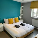 Top Floor 1 Bedroom Apartment With Views Over London