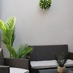 Stylish Two Bedroom Apartment By Central London With Garden