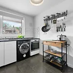 Spacious 3 Bedroom Whitechapel Apartment With Garden By Gold Stays