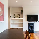 Stylish Riverside Retreat In Central London