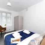Three Bedroom Apartment At Buonomo Stays Short Lets & Serviced Accommodation With Netflix & Games
