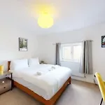 4 Bedroom Family Home On Piccadilly Line