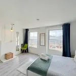 2 Bedroom Flat A Short Walk Away To Barbican Centre Near Farringdon, Old St