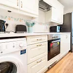 Bright And Spacious Flat With Free Parking