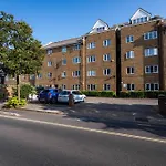 Bright And Spacious Flat With Free Parking