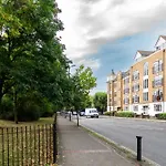 Bright And Spacious Flat With Free Parking