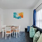 Cosy & Comfy Tottenham Apartment Sleeps 4
