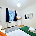 Spacious & Cosy 2 Bedroom Home Plus 2 Sofa-Beds With Private Entrance And Back Patio, 3 Min Walk To Earl\'S Court Station