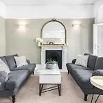 Lovely Large 1 Bed Renovated Flat W Balcony & 600Mb Wifi