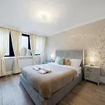 The Ivy Suite - Spacious London 3-Bed