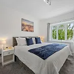 Spacious 2-Bed Flat, Acton