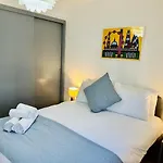 Kensington Gardens 2 Bedroom Flat With A Balcony
