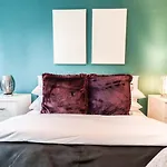 Modern 2Br Flat In Bentley House