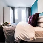 Modern 2Br Flat In Bentley House