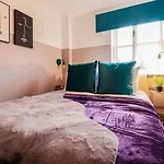 Modern 2Br Flat In Bentley House