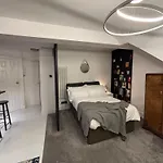Newly Renovated Modern Studio Apartment In West Kensington