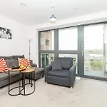 Modern 1Br With Balcony & City View, Wandsworth