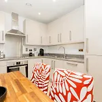 Modern 1Br With Balcony & City View, Wandsworth