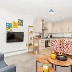 Modern 1Br With Balcony & City View, Wandsworth