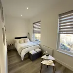 Studio Flat 20 Min From City Center London