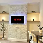 Cosy & Stylish - Boho 2 Bed Flat With Garden