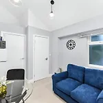 Convenient 1Br Flat With Kitchen, Perfect For Two!