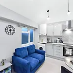Convenient 1Br Flat With Kitchen, Perfect For Two!