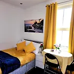 Elegant Spacious Studio Apartment In London