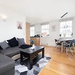 Family Friendly 2 Bed Apartment In Heart Of Stockwell, Free Wifi 12 Mins To Buckingham Palace & Kings Cross