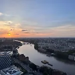 Large Luxury Riverside 2 Bedroom Apartment In Battersea