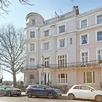 Luxury 2 Bedroom Flat In Royal Crescent