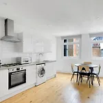 Blueground Farringdon Open Plan Opposite Train Lon-147