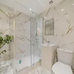 Central 3 Bedroom Apartment On Oxford Street Gc4