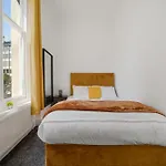 Central 3 Bedroom Apartment On Oxford Street Gc4