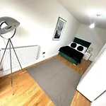 Elegant Spacious Modern 2 Bedroom Apartment - Whitechapel - 5Mins To Aldgate Station