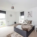 Chiswick Park 3 Bed 3 Bath West London - Parking