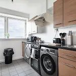 Stylish 2-Bed Retreat Steps From Emirates Stadium