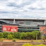 Stylish 2-Bed Retreat Steps From Emirates Stadium