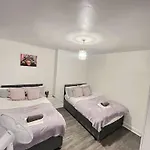 Flat In Shepherd\'S Bush