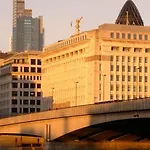 Suffolk Lane Apartment By Bridgestreet