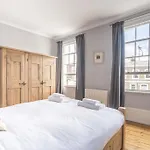 Bright Family Home In Angel With Patio