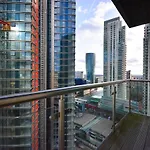 Canary Wharf - Corporate Riverside Apartments