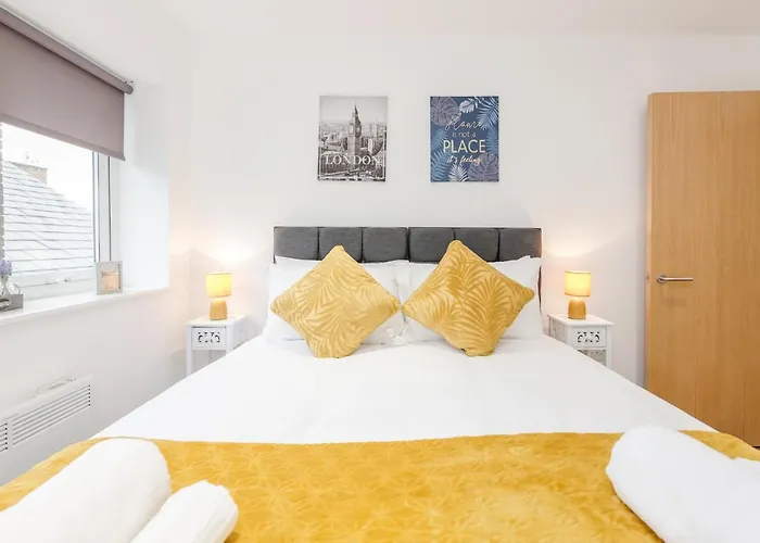 Watford Town Centre, Serviced One Bed Flat With Choice Of King Or Twin Beds, Sleeps Up To 4 Sharing, Free Wifi And Free Movies