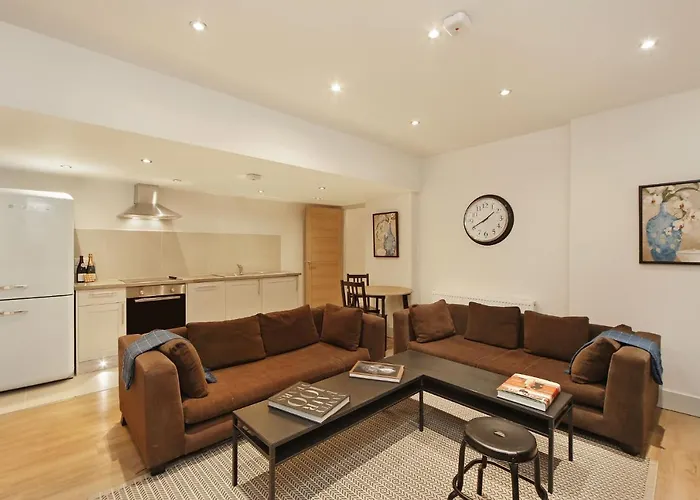 Fully Refurbished Flat, 2 Bedrooms, 2 Bath, Garden