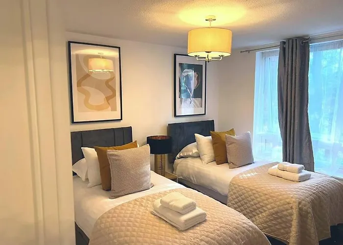 Aisiki Stays Apartments At Tottenham Hale, 4 Bedroom & 2 Bathroom Pet-Friendly Duplex Flat, King Or Twin Beds With Free Wi-Fi & Parking