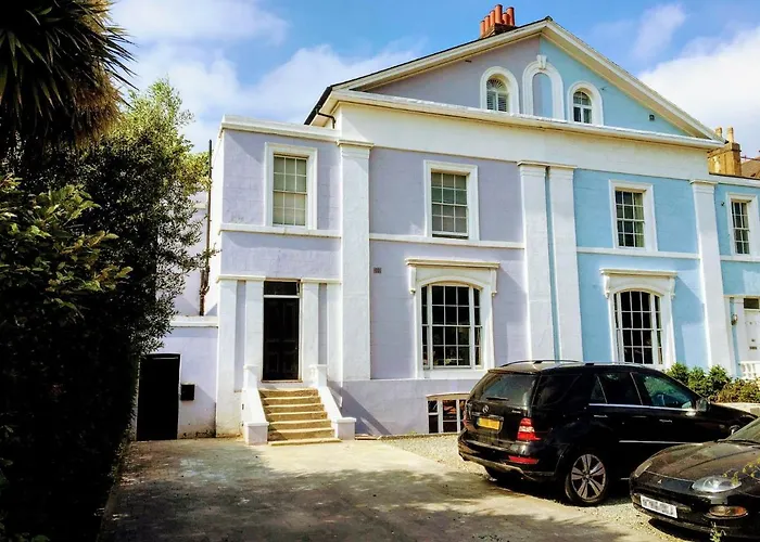 Elegant & Spacious Parkside 2-Bedroom 2-Bathroom Flat In Period Building On Blackheath Common - Private Entrance, Great Greenwich Location, Easy For O2 Arena And City!